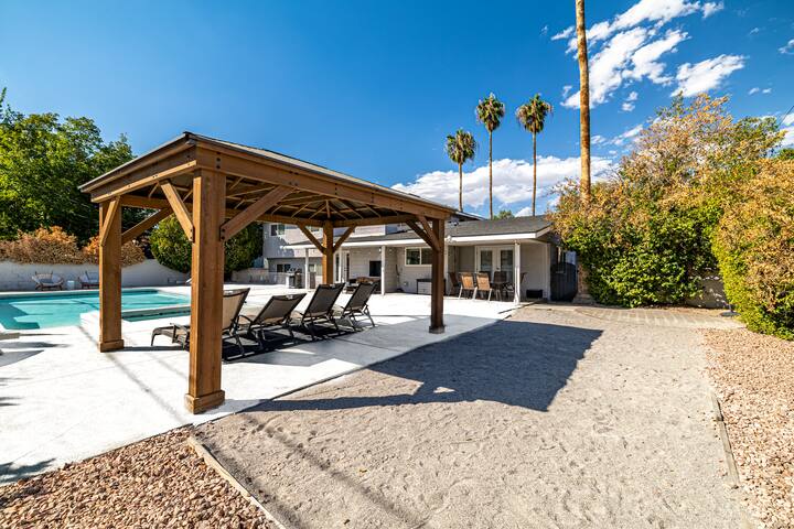 Dream 4BR/3.5BA! Spacious Lot w/ GIANT Pool! gallery image 5