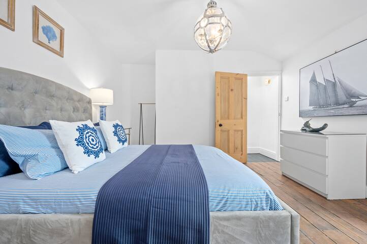 Large & Stylish Townhouse King Beds&free parking gallery image 4