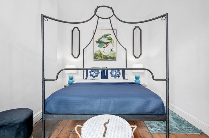 Large & Stylish Townhouse King Beds&free parking gallery image 5