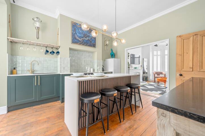 Large & Stylish Townhouse King Beds&free parking gallery image 2