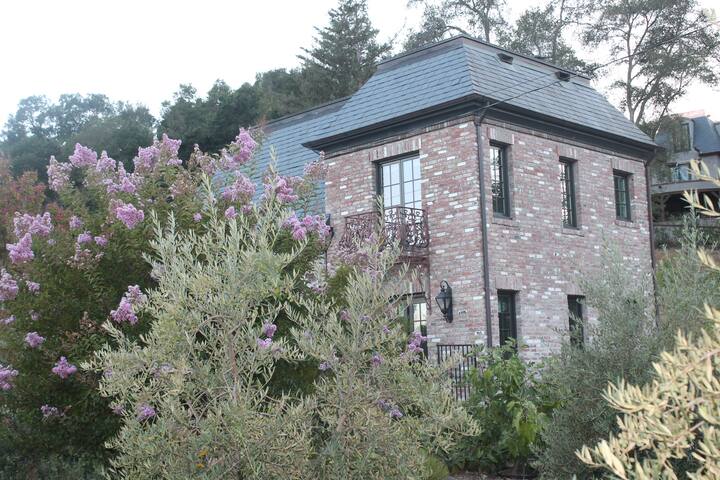 High-End Lakeview Guest Cottage in Los Gatos gallery image 2