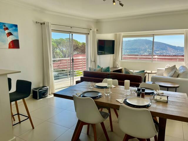 Sun-Drenched Apartment Overlooking Table Mountain gallery image 5