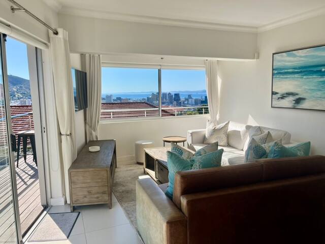 Sun-Drenched Apartment Overlooking Table Mountain gallery image 2