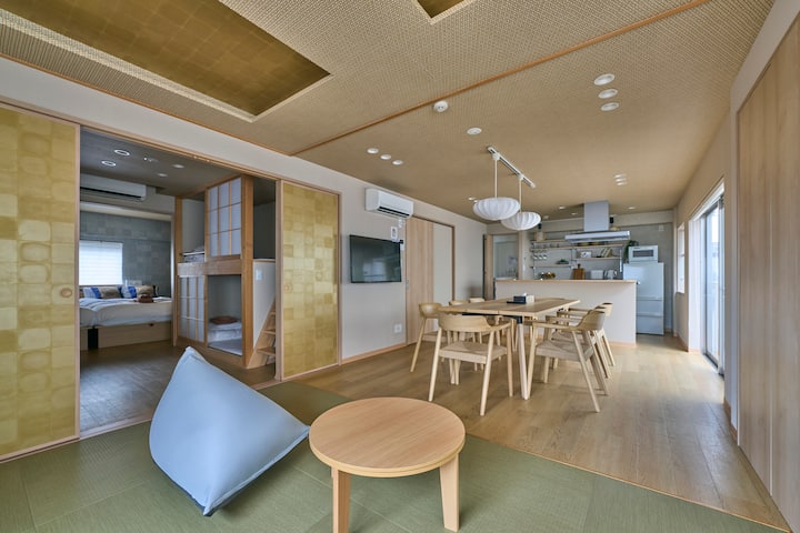 Beyond the golden sliding door lies the bedroom　金の襖を開けると、寝室へ