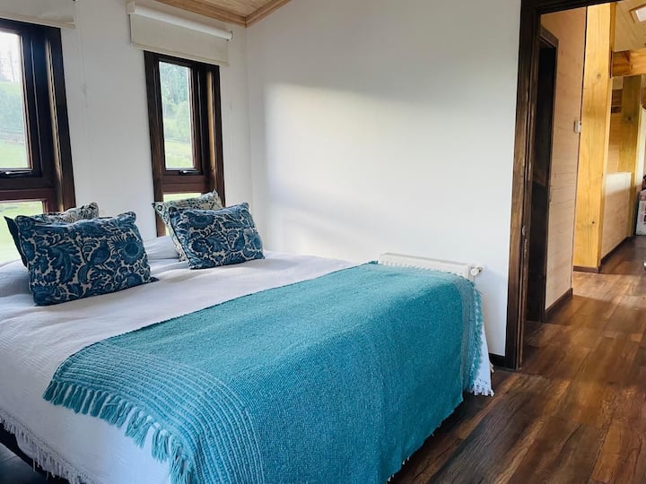 Kipande/ chumba cha tano kilicho na kitanda cha ukubwa wa malkia. Ghorofa ya pili