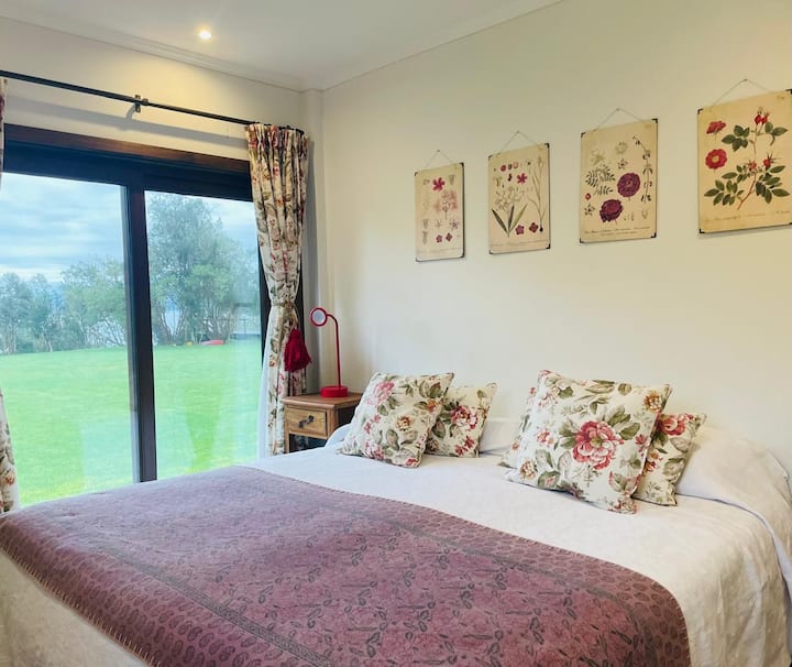 Sehemu ya kwanza/chumba cha kulala, kitanda aina ya king. Ghorofa ya kwanza.