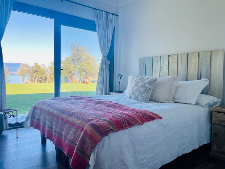 Sehemu ya pili/chumba cha kulala, kitanda aina ya king. Ghorofa ya kwanza.