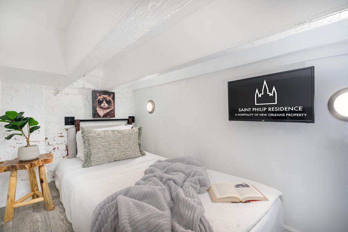 Loft bedroom features twin size memory foam mattress with hotel grade linens. Tv features a fire Stick for all of your streaming capabilities. This bed is ONLY accessible by ladder. MUST BE ABLE TO CLIMB LADDER. 