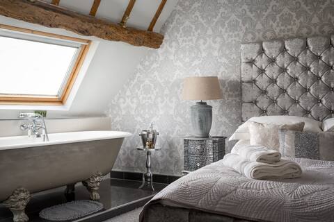Central Stow, terrace, luxury bath, dog friendly