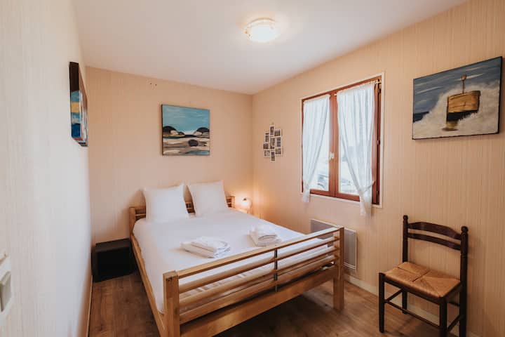 Chambre cosy avec lit double, linge de lit fourni.
