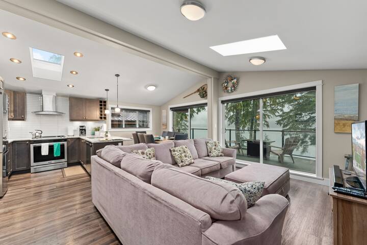 Seaside Haven -Hot Tub with Oceanfront View gallery image 3