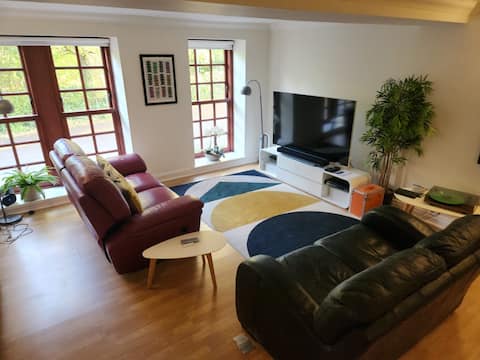 Top Airbnb: Victorian School Apartment (licence EH-68232-F) in Portobello