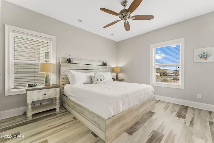 [Dormitorio 2] Cama tamaño king, 50 televisores inteligentes y baño privado