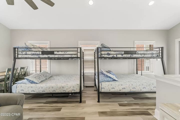 [Bedroom #4] Double bunk beds