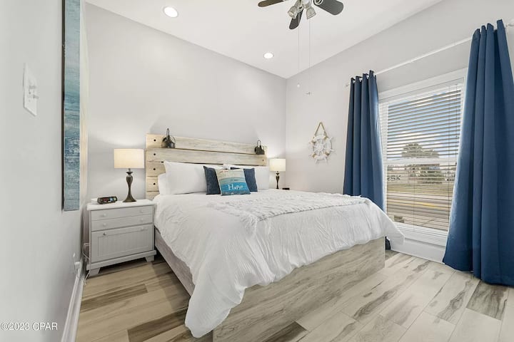 [Dormitorio principal] Cama tamaño king, TV inteligente 50 y baño privado