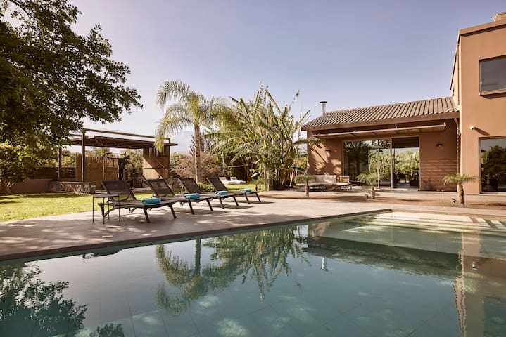 Villa Fuerte, FREE airport shuttle, Pool, Gym, BBQ