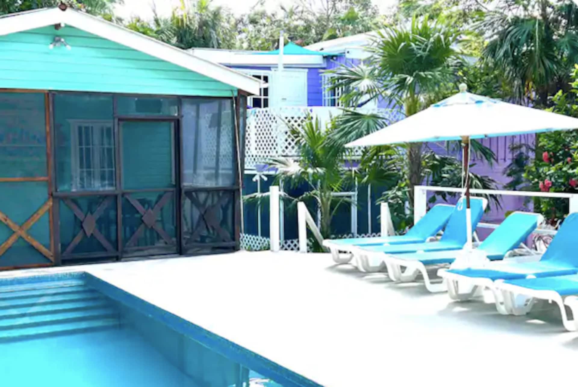 Hummingbird Annex, tiny house by pool