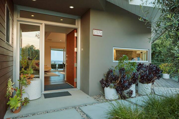 Modern Hollywood Hills Celebrity Hideaway gallery image 5