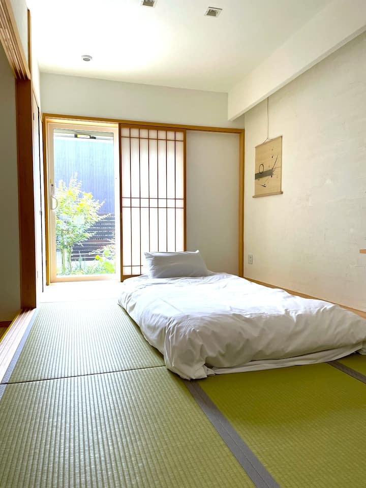 This is the futon arrangement for solo travelers.The space is roomy enough to move the futons to any position you like, regardless of the arrangement.Recently, we have been raising the height of the mattress for those who are not used to Japanese futons and those who have weak legs.