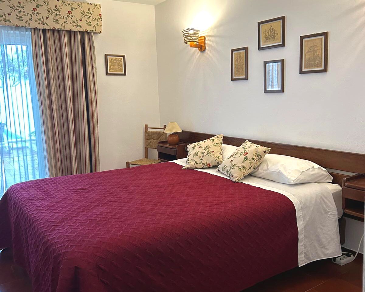 Spavaća soba 1 ima vlastitu kupaonicu, bračni krevet (160x200), ugradbeni ormar, sef i vrata koja vode do bazena