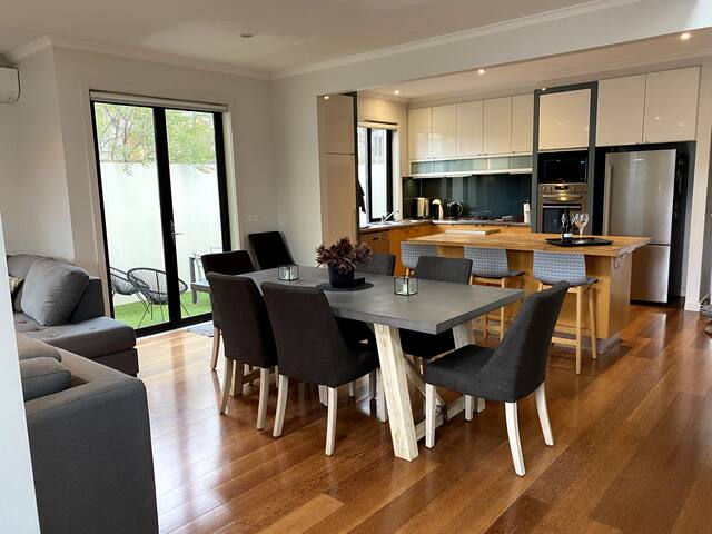 ‘At Home’ in superb Port Melbourne gallery image 3