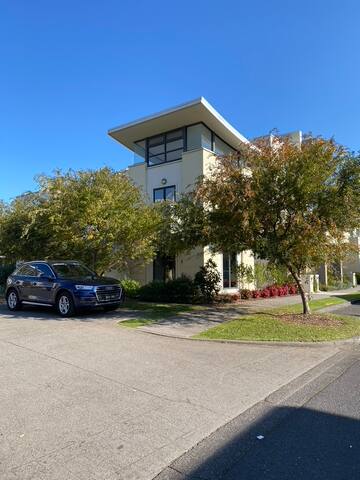 ‘At Home’ in superb Port Melbourne