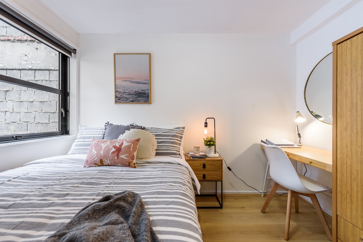 ผ่อนคลายในเตียงคู่หรูหราตู้เสื้อผ้าบิวท์อินและมุมทำงานที่ตกแต่งด้วยโต๊ะและเก้าอี้