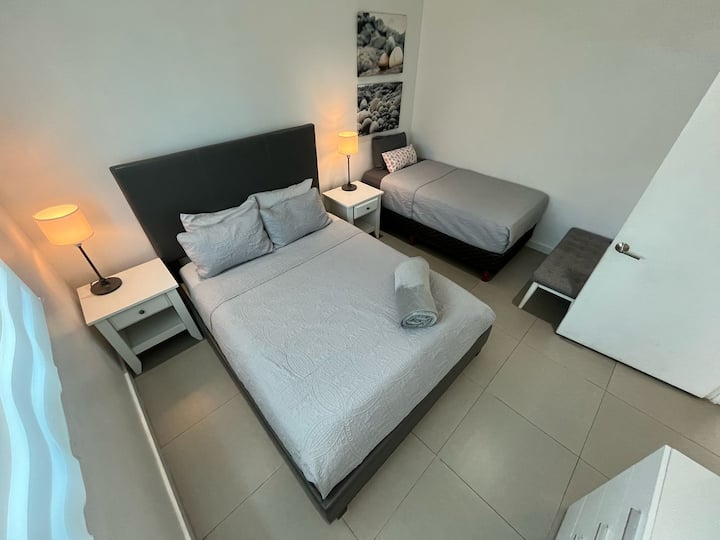 Habitación de huéspedes con cama Queen + cama individual. 