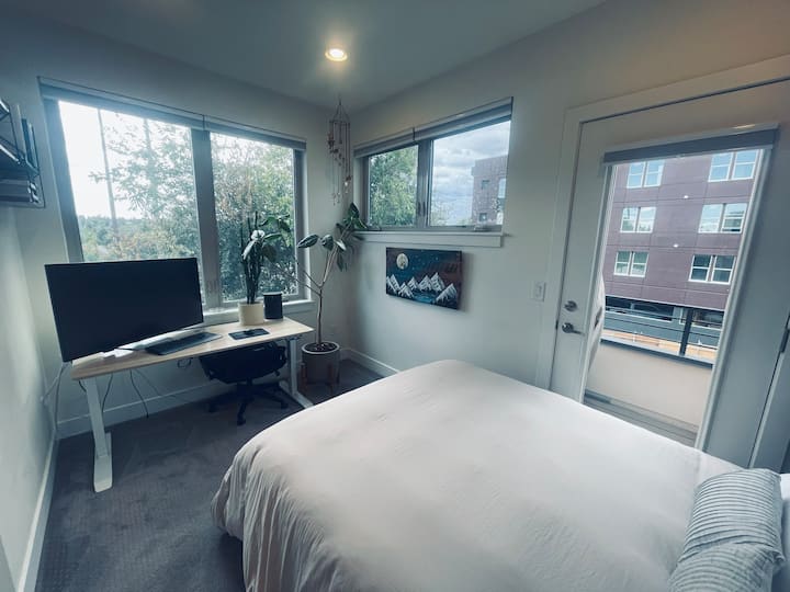 Втората спална соба е флексибилен простор со брачен кревет „Марфи“, како и посебен канцелариски простор, опремен со монитор, тастатура и глушец за работа на далечина.  