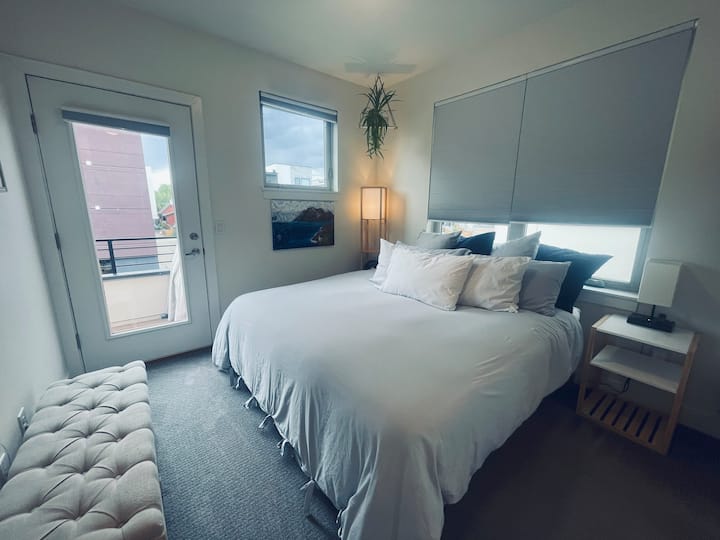 Одморете се на луксузен брачен кревет за врвен сон.