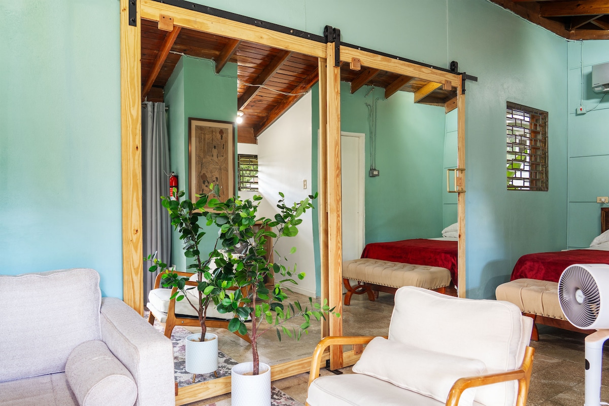 تتميز جاك فوت نوك بأبواب خزانة المرآة المزدوجة المنزلقة الملحمية لممارسة الرقص أو أي شيء لديك خيال له!

هذه قطع مصنوعة يدويًا باستخدام خشب الصنوبر المحلي والزجاج من شركة محلية، بناها مضيفوك وفريقهم الخبير. 