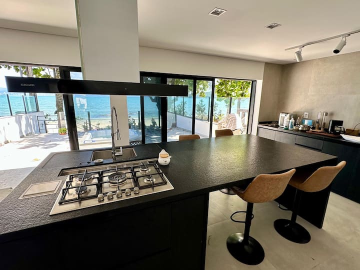 Seaside Refuge in Porto Belo, Santa Catarina, with Spa and Hot Tub