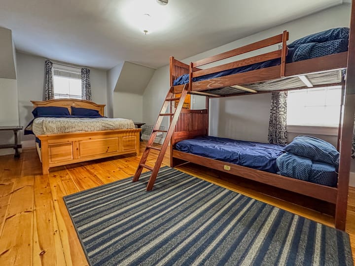 ห้องกลางชั้นสอง
เตียงควีนไซส์ 1
หลังเตียงคู่ 3 หลัง