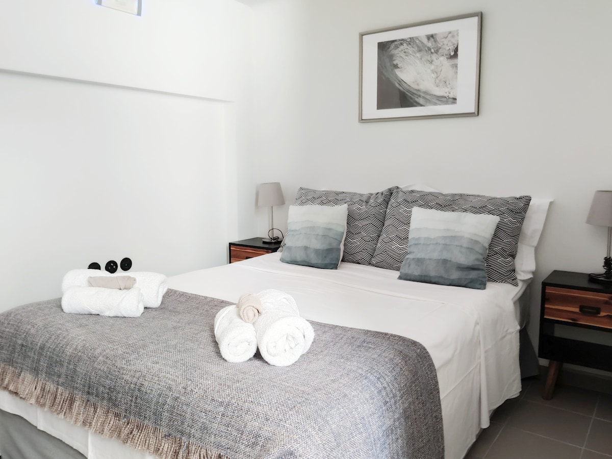 Deze slaapkamer is gunstig gelegen op de begane grond en biedt een tweepersoonsbed met gemakkelijke toegang tot alle voorzieningen van het huis.