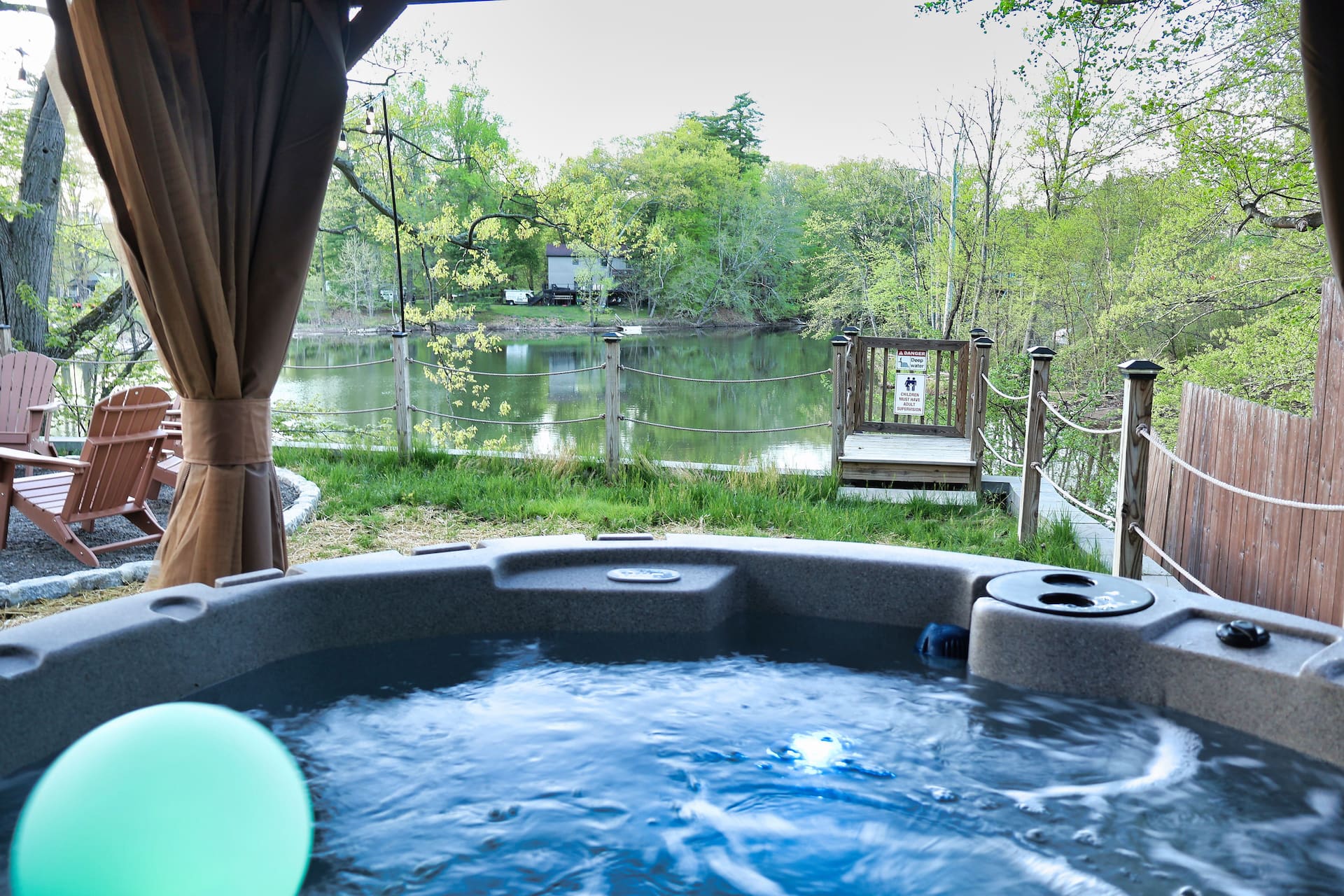 Serenity Creek: Waterfront w/Jacuzzi & Woodstove
