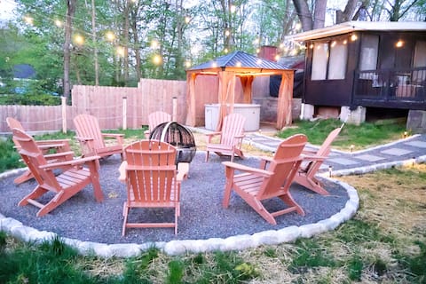 Serenity Creek: Waterfront w/Jacuzzi & Woodstove