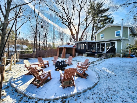 Serenity Creek: Waterfront w/Jacuzzi & Woodstove