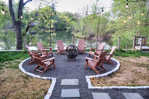 Serenity Creek: Waterfront w/Jacuzzi & Woodstove