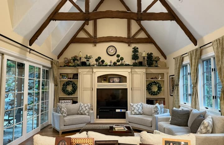 Საოჯახო ოთახი სრული სამზარეულოდან 1 - დასაჯდომი ადგილი 14 ადამიანისთვის - AppleTV და Sonos Arc-ის გარსშემორტყმული აუდიოსისტემა