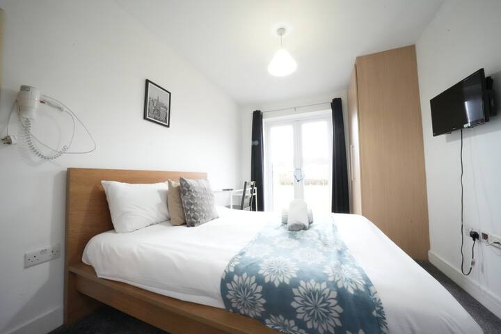 12 Bedroom House Just Minutes from Heathrow gallery image 2