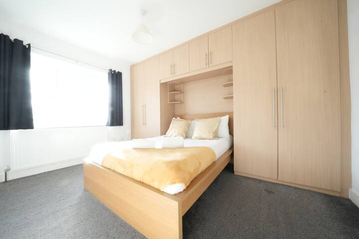 12 Bedroom House Just Minutes from Heathrow gallery image 4