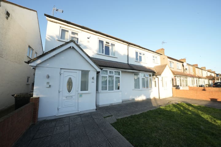 12 Bedroom House Just Minutes from Heathrow