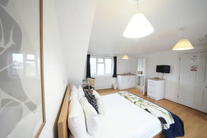 12 Bedroom House Just Minutes from Heathrow gallery image 3