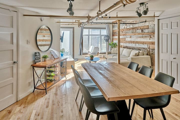 Lion’s Den // Spacious 1500 sqft (2 WC) – Downtown