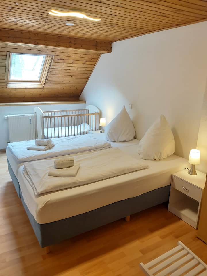 Casa vacanze "L", camera da letto 4, 2 letti a molle, 1 lettino per bambini.