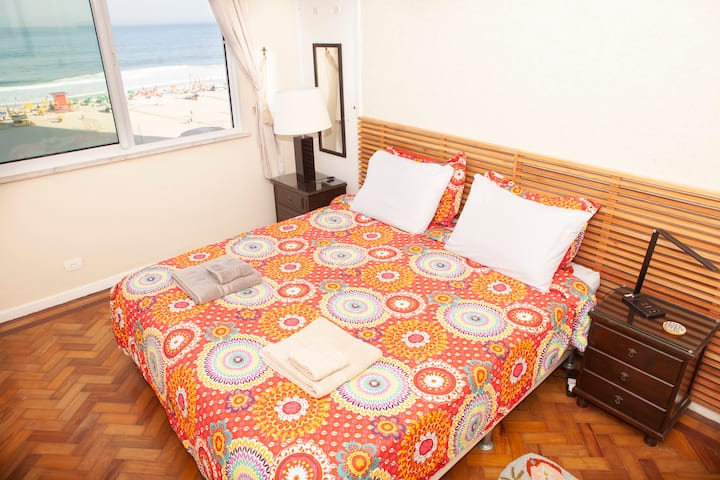 O segundo quarto  tem uma vista completa da praia e do mar da janela com estação de carregamento sem fio para um celular. Há uma janela acústica de três painéis e cortinas escuras para uma melhor noite de sono.