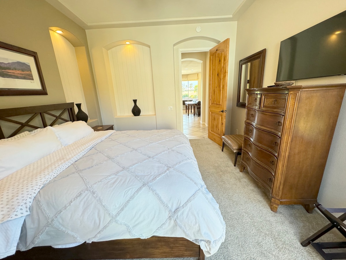 El dormitorio 4 tiene cama tamaño king, televisor Samsung, vestidor y banco, se abre al patio.