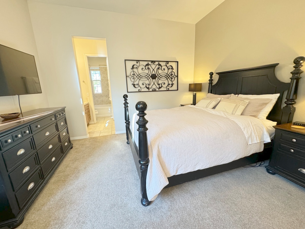 Dormitorio 3 con TV Samsung y baño 3 conectado