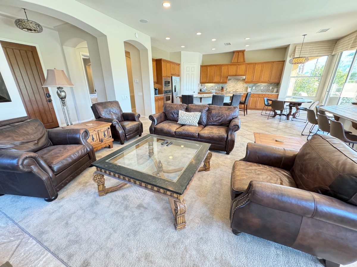 La sala de estar con muebles de cuero está conectada a la cocina.
