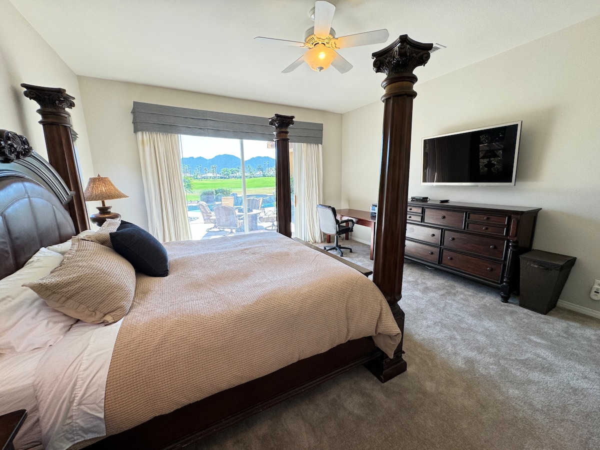 El dormitorio 1 tiene cama tamaño king, TV Samsung, escritorio, impresora, dos aparadores y se abre al patio trasero.